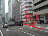 「松坂屋」の交差点の一つ手前の信号（右手）に「エネオス」があります。その交差点を右折します。