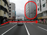 伝馬町通りとの交差点を右折します。（右角が「スルガ銀行」）