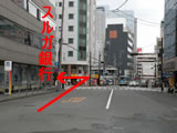JR静岡駅方面に向けて歩き、伝馬町通りとの交差点を左折します。（角に「スルガ銀行」があります）